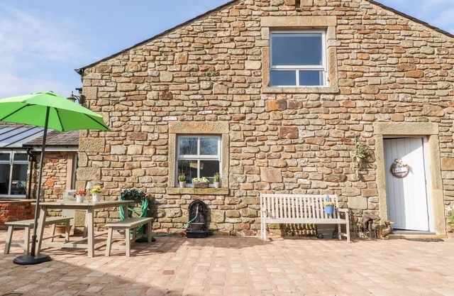 THE BOOT ROOM, pet friendly, character holiday cottage in Ribchester