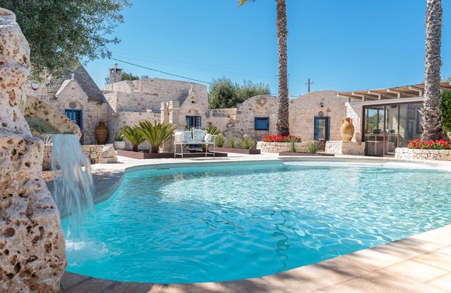 The Borgo del Trullo Magno: wood-fired oven, jacuzzi.