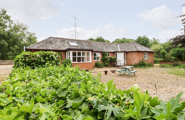 THE BRAMBLES, pet friendly, character holiday cottage in Polstead