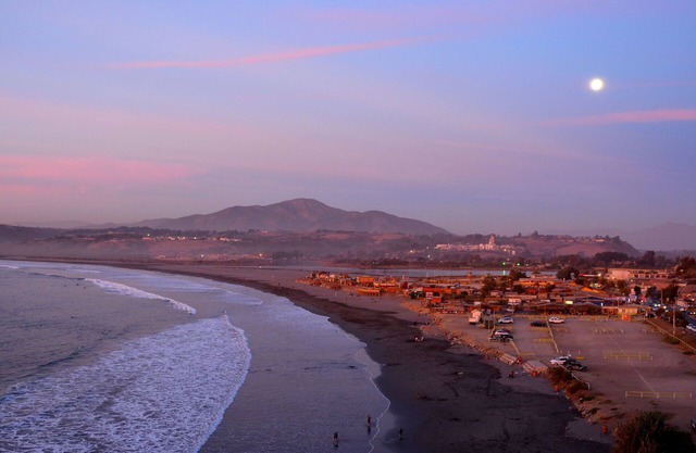 The Brown House, in front of the Ocean next to the beach and waves at La Boca
