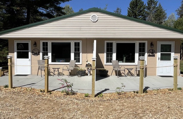 The Bucks Snort is a cozy studio near Castle Rock Lake in Necedah