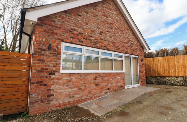 THE BUNGALOW AT 46 CHURCH ST, pet friendly in Adlington