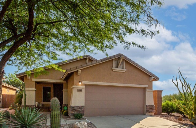 The Bungalow on Owen, Turf with Putting Green!