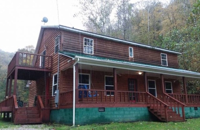 The Bunkhouse A two story rustic cabin 3BR 2BA