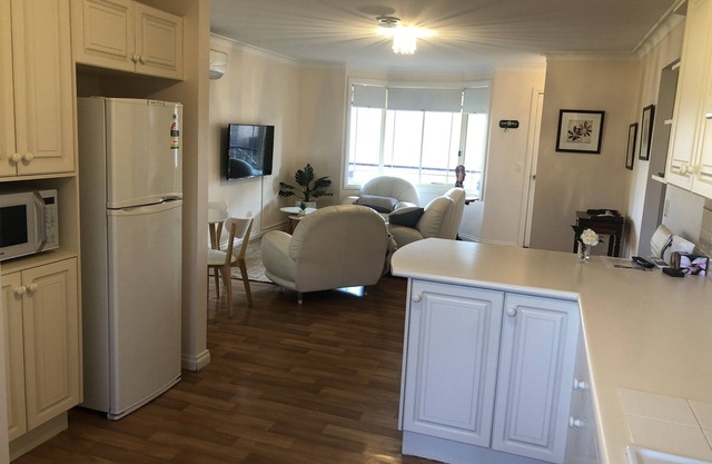 "THE BUTLER"@Milton eats, theatre,2 Bdrm, 2WC,garage, wifi,Netflix,very quiet