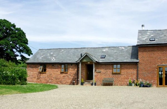 THE BYRE, character holiday cottage, with a garden in Wentnor