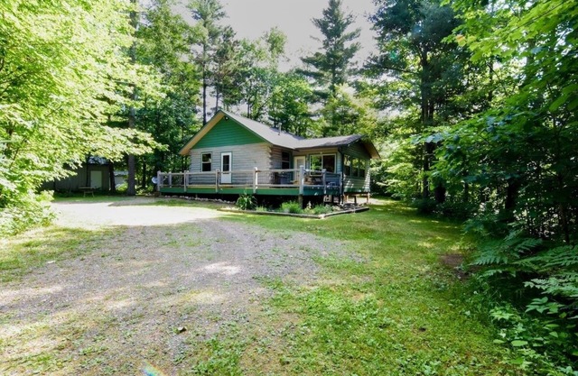 "THE CABIN" NORTH WOODS HEAVEN WITH LAKE ACCESS