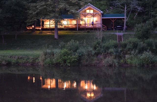The Cabin- Riverside Cabin Perfect For Your Family Getaway.or romantic getaway
