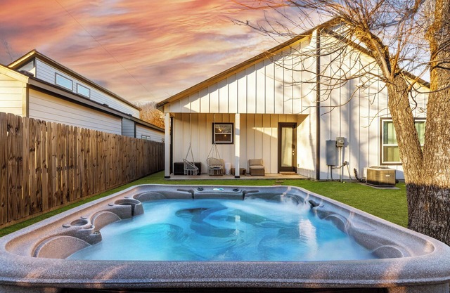 The Cacti House - Hot Tub, Game Room, Cactus Mural, Minutes from Downtown Dallas