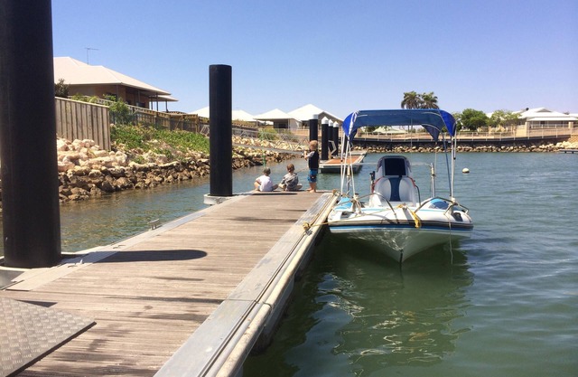 The Carnarvon Luxury Canal Home - Luxurious 4 bedroom, 3.5 bathroom fully self contained house.