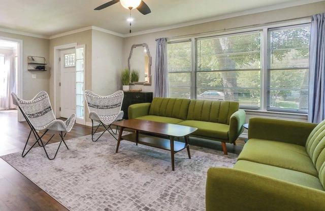 The Casino Cottage in Durant! Hotel Amenities, 2 Kings, 4mi to Casino, Sleeps 8n