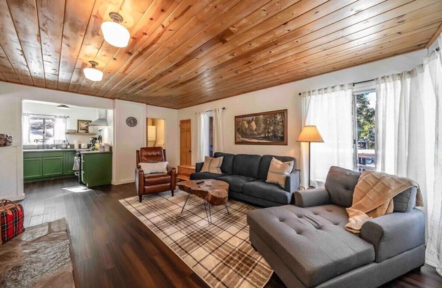 The Cedar House ~ Prime Spot + Kayaks & Cool AC