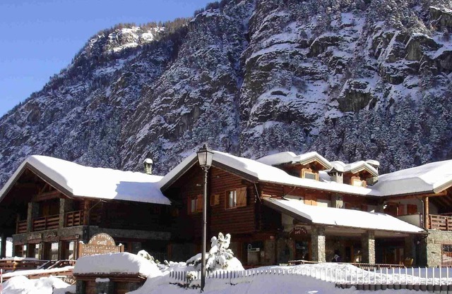 The chalet is situated in a quiet and sunny area of Antey Saint André