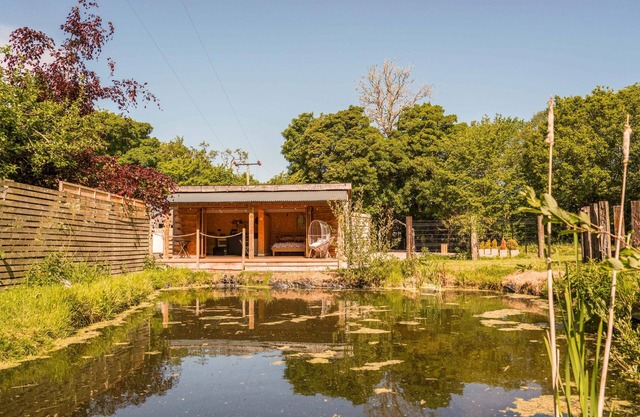 The Chard with hot tub overlooks a wildlife pond sleeping 2