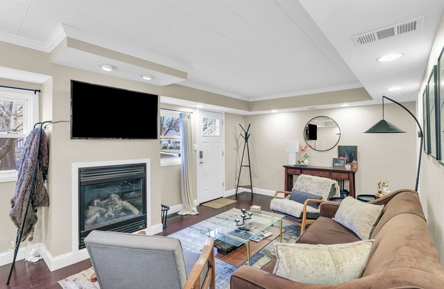 The Charming Home: 3-bedroom house, blocks to downtown Champaign, with WiFi, AC