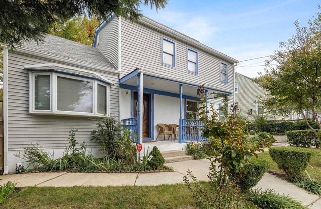 The charming villa is at 5miles away to Washington DC sight see