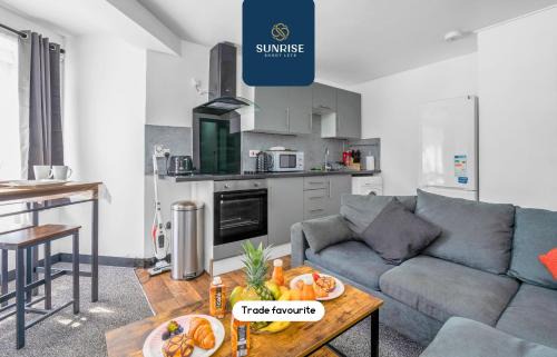 THE CLIPPIE, 3 Rooms, 4 Beds, Recently Renovated, Free WiFi, Free Street Parking, Ground Floor, Fully Equipped, Short and Long Stay Rates Available and PRICE MATCH GAURANTEE by SUNRISE SHORT LETS