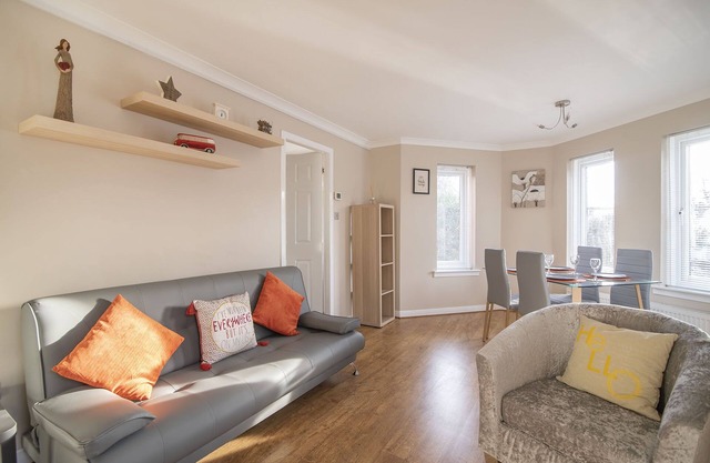 The Cluthar: Ground Floor West End/City Centre/Rockvilla Flat & Parking