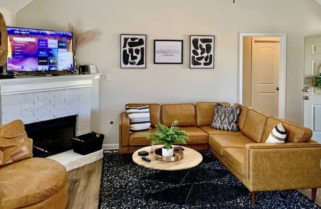 The Corner at Wolfchase - Boho Modern 4 BR w/ Garage and Huge Backyard