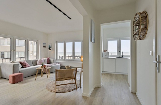 The Corner Floor, front row sea view and parking