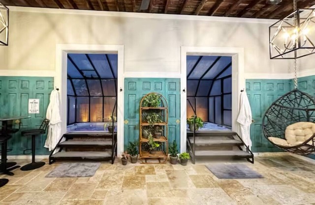 The Cottage: Luxurious Getaway! Pool-Hot Tub-Sauna