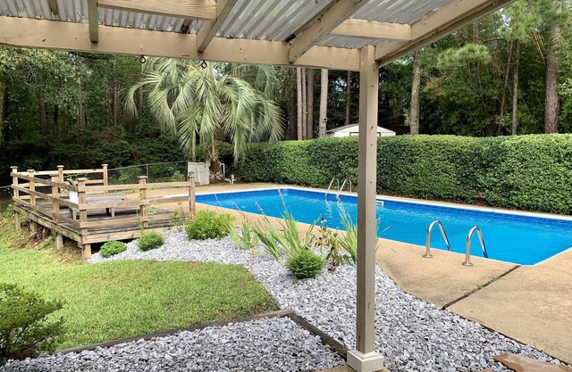 The Country Carriage: POOL home- sleeps 8 guests!