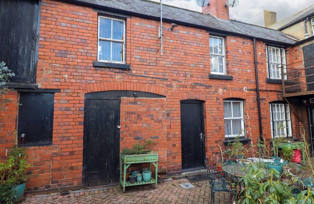 THE COURTYARD COTTAGE, pet friendly, with a garden in Llangollen