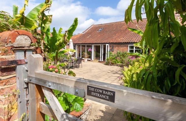 The Cow Barn - sleeps 6 guests in 3 bedrooms