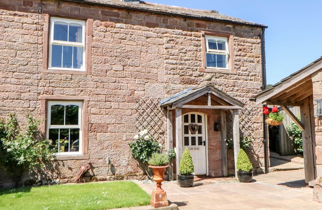 THE COW BYRE, luxury holiday cottage, with open fire in Barras