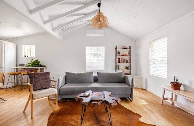 The Cozy Bungalow — Walk to coffee, bars, eats