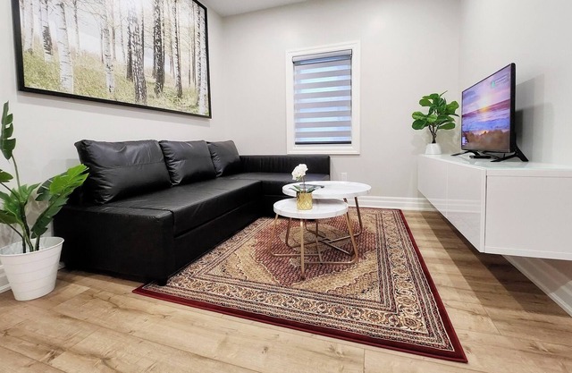 The Cozy Cove Modern King-Bedroom Full Apartment