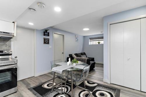 The Cozy Cove - Modern Private Basement Suite with Comfort & Charm, Free Parking, WiFi, Netflix Close to airport & 18 minutes to West Edmonton Mall