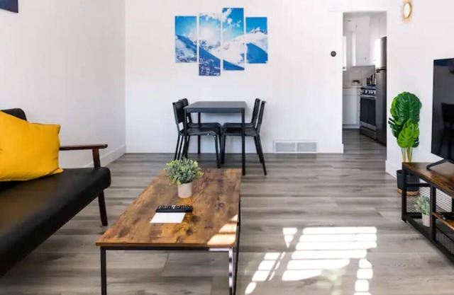The Cozy Crib/Spacious & Workspace w/Monitor