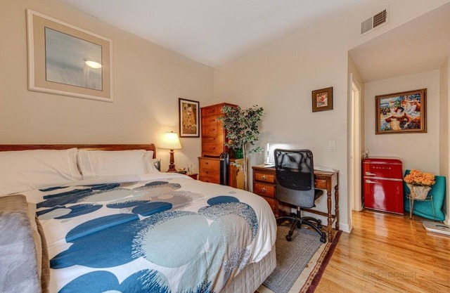 The Cozy Nest: King Bed in Quiet and Safe Condo by McCormick Place and Midway!