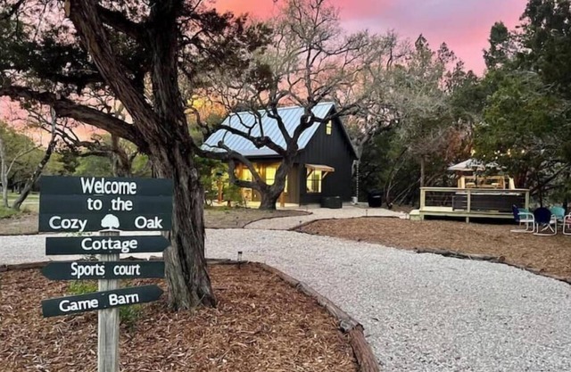 The Cozy Oak Cottage at The Red Barn Ranch