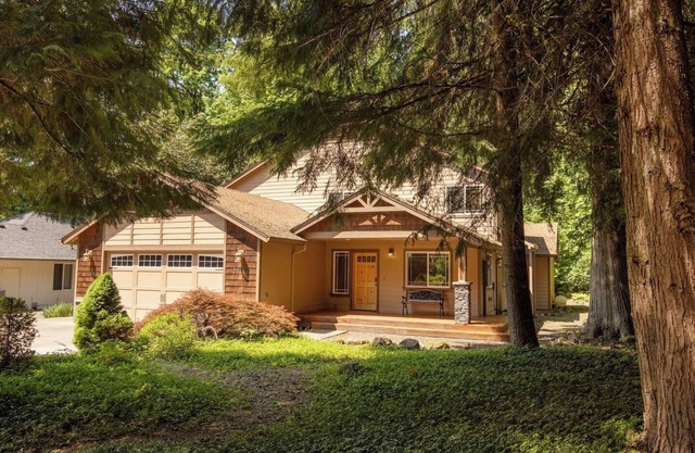 The Cozy Pines - Hot Tub, Pet-Friendly, Fireplace, Near Trails and Slopes