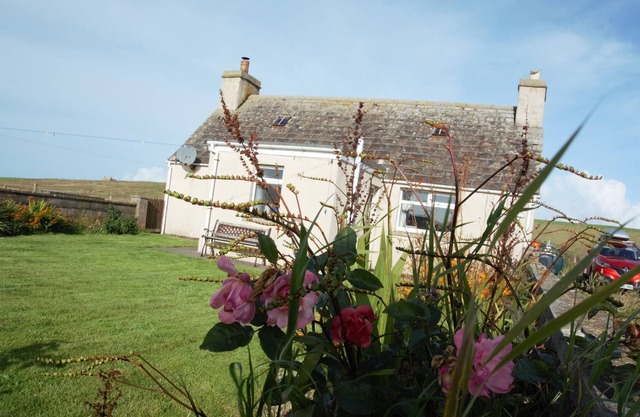 THE CROFT-3 Bed Holiday Cottage, stunning location, short walk to beach, Pets OK