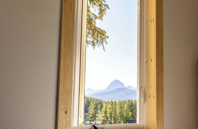The Crowsnest Mountain Lodge, ski in ski out/bike in bike out
