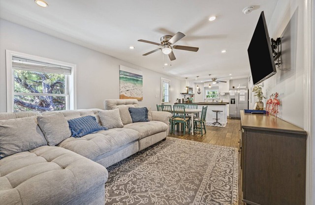 The Crystal Cove has Boat parking & pet friendly.