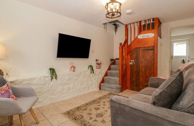 THE CWTCH, pet friendly, character holiday cottage in Gilwern