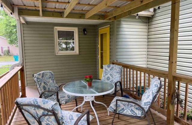 The Cyndi: Downtown Spa Retreat w/privacy deck