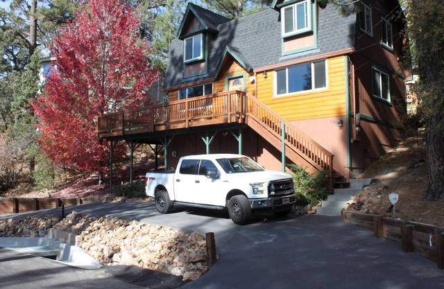 "The Deck at Moonridge" Huge Deck With View! Clean. Close To Slopes!