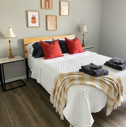 The Delores - 2 Bedroom Apt in Quilt Town, USA