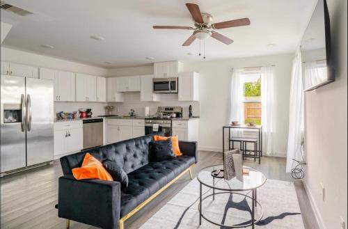 The Divine 3 - Townhome with AC, WiFi in Beautiful Houston