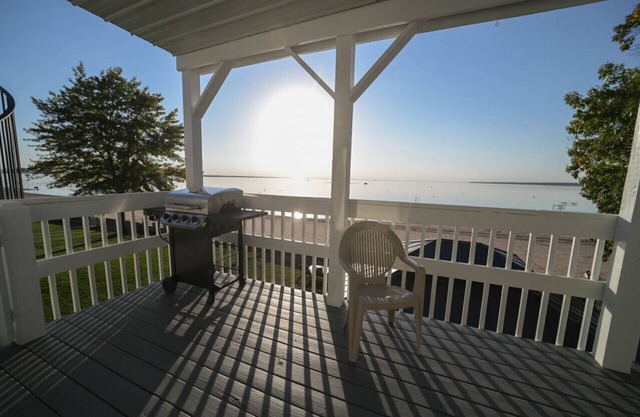 The Double Decker | Historic Oneida Lakefront Condo 2