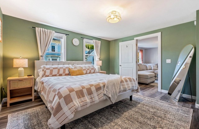 The Downtown Den - King Bed, Dog Friendly, Fire Pit, Parking, Family Friendly