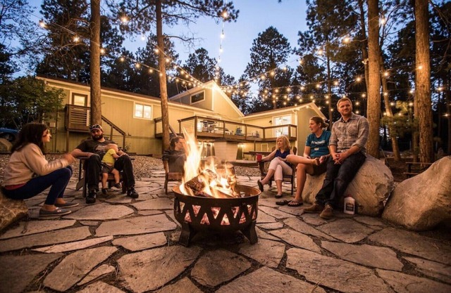 THE FAMILY FOREST · ★3 Acres Of Forest★Lighted Yard★Chef Kitchen★