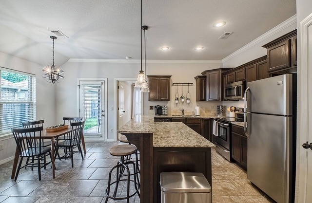 The Fayetteville Villa- cozy home near UofA