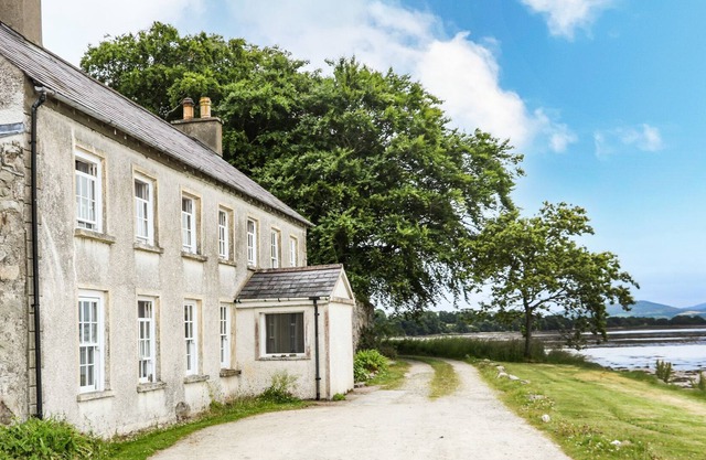 THE FERRY HOUSE, pet friendly in Ramelton, County Donegal