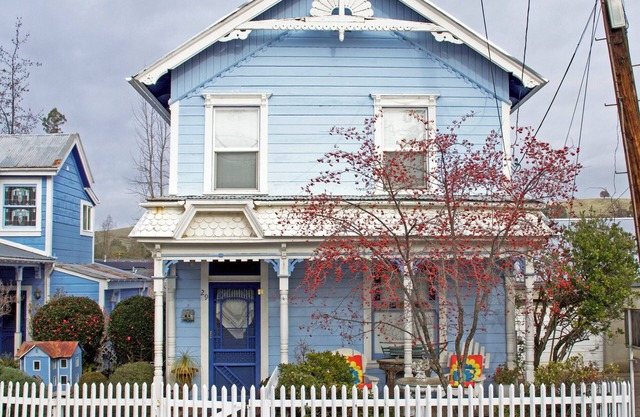 The Fournier House: 1870 Victorian off Main St. in amazing Sutter Creek